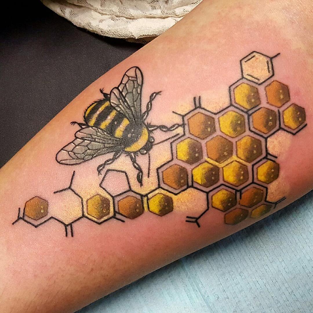 魏先生小臂蜜蜂纹身图案