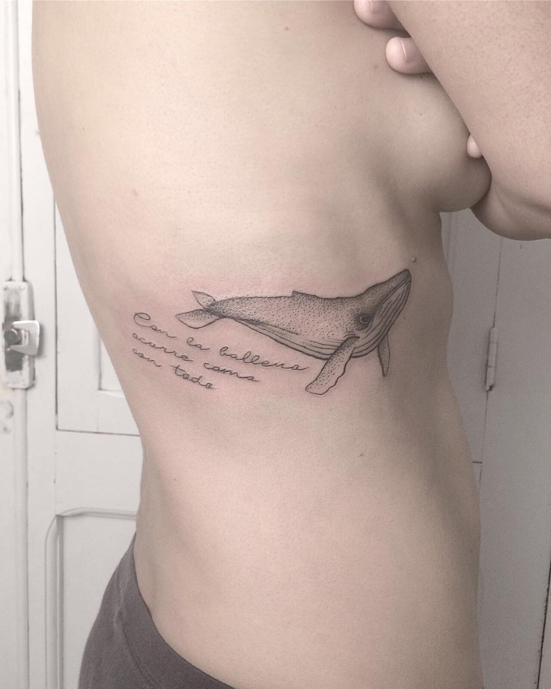 蔺小姐腰侧英文字鲸鱼纹身图案