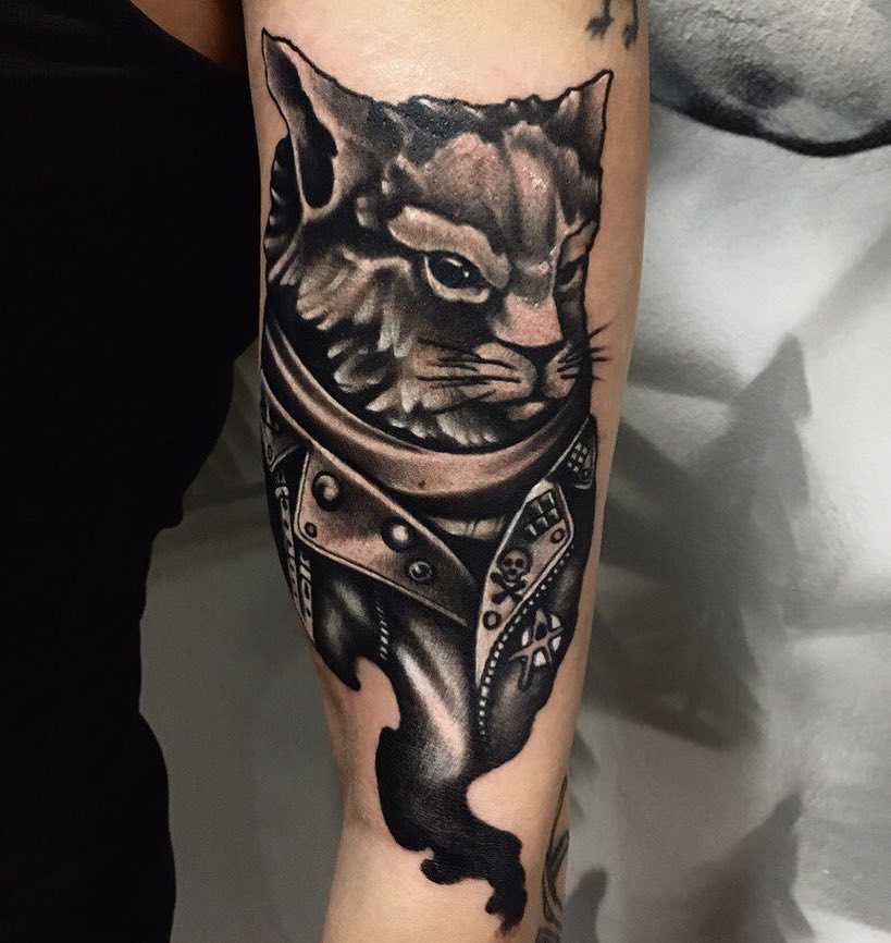 搞物流运输的查先生小臂猫纹身图案