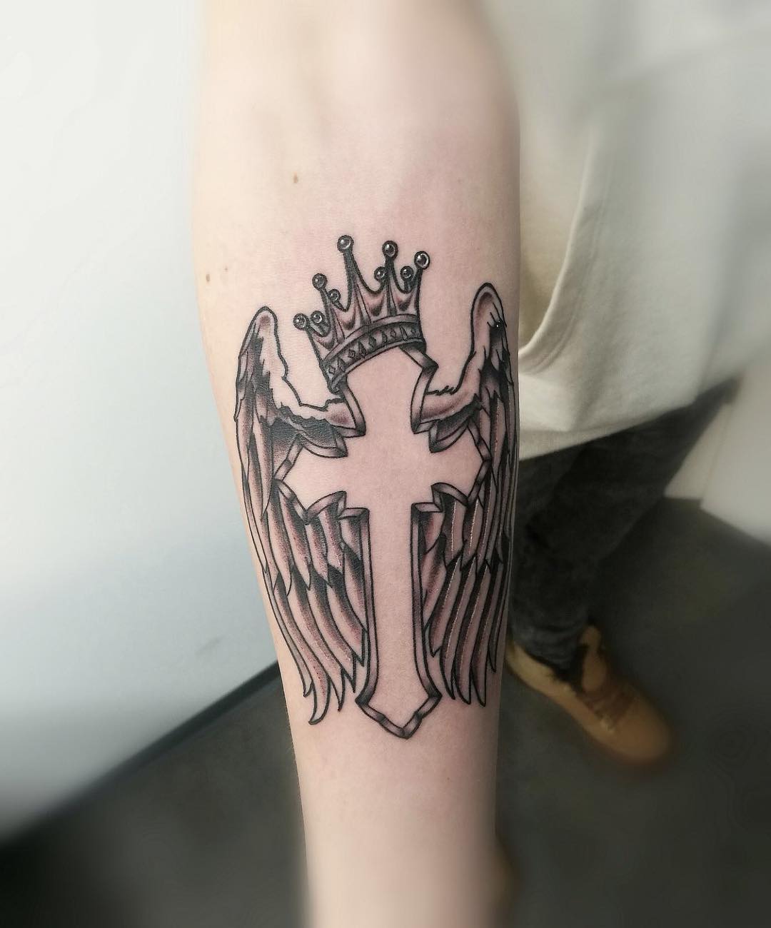 钮先生小臂皇冠翅膀十字架纹身图案